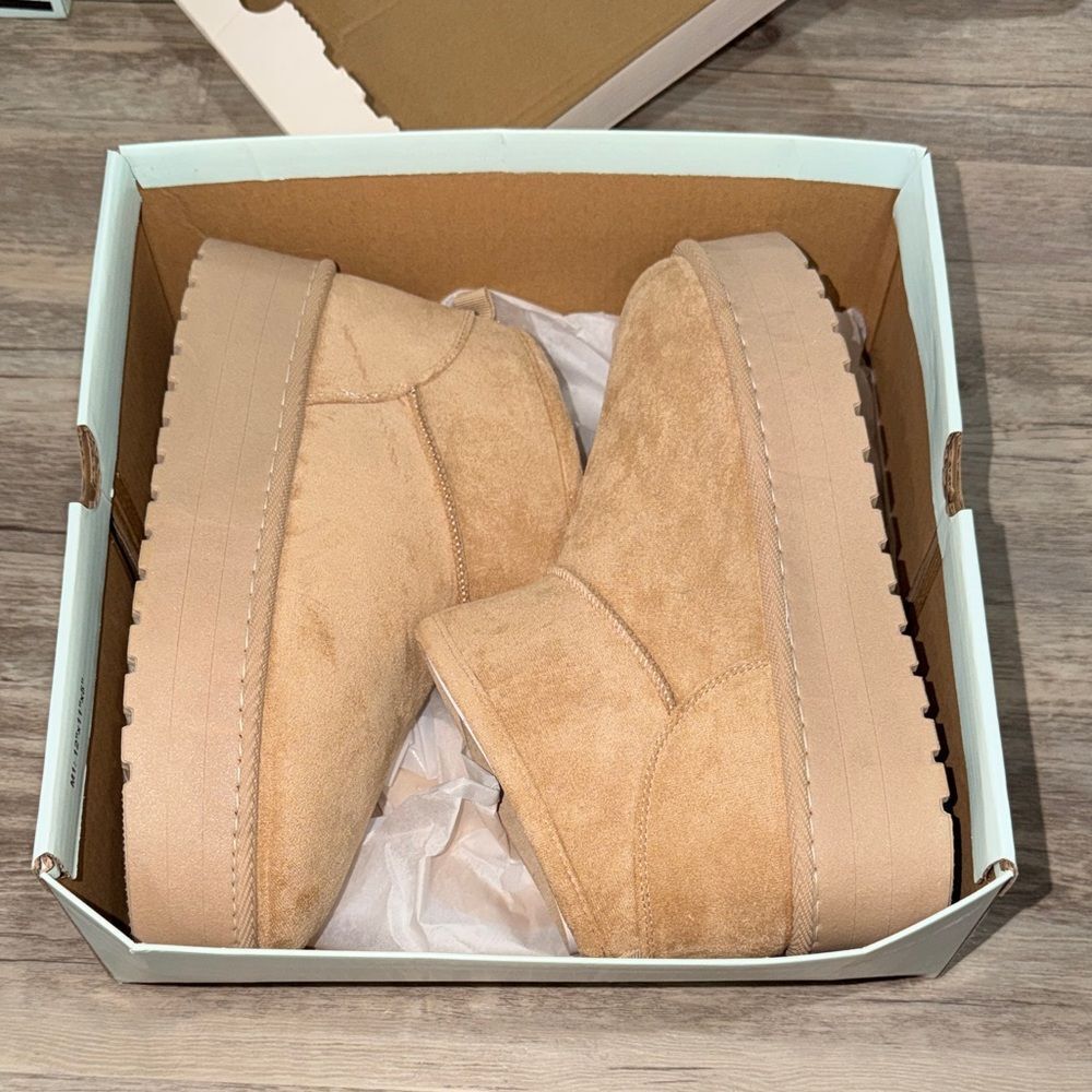 SO Women's Tan Suede Platform Ankle Boots